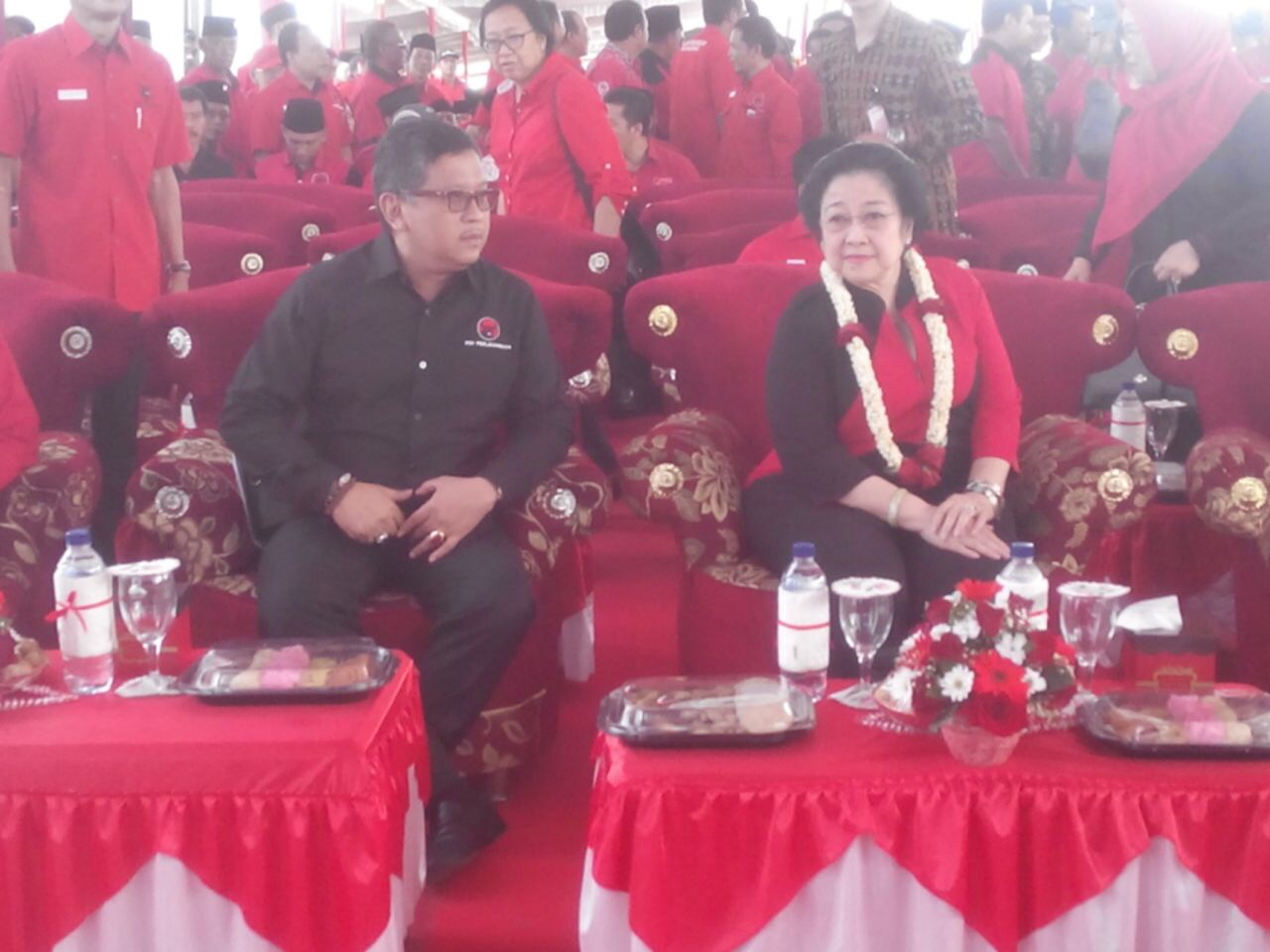 Ketua Umum DPP PDIP Megawati Soekarnoputri (kanan) bersama Sekjen PDIP Hasto Kristianto saat meresmikan kantor DPC PDIP Kabupaten Malang, Minggu (10/9/2017).