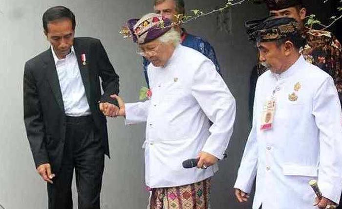 Presiden Jokowi menggandeng tangan Nyoman Gunarsa (tengah) pada kunjungan Presiden  mengunjungi Museum Seni Lukis Kontemporer Indonesia Nyoman Gunarsa tanggal  4 Agustus lalu. (foto: dokumentasi balipost)