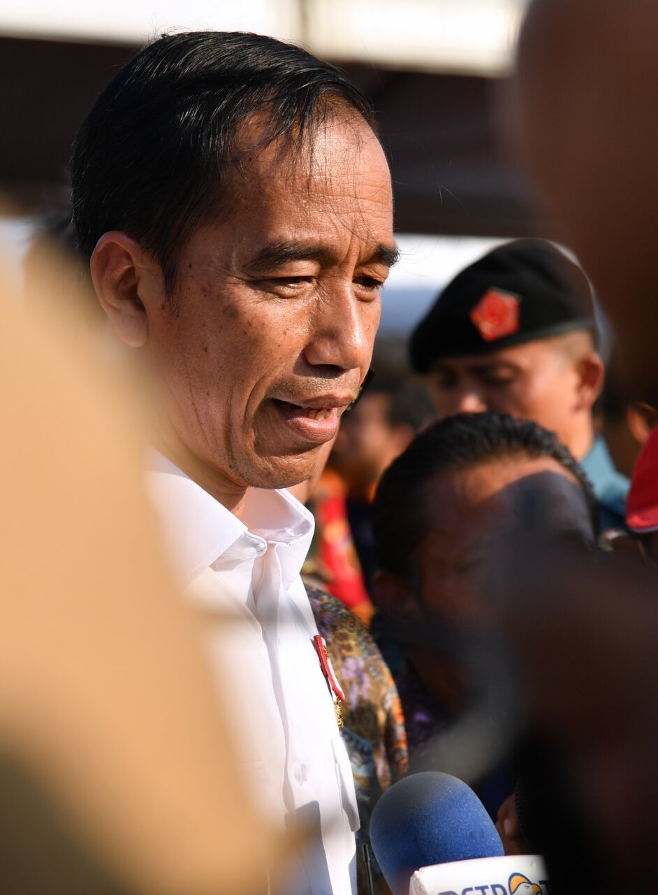 Presiden Joko Widodo memberikan keterangkan kepada awak media seusai meresmikan ruas jalan tol Kertosono Mojokerto Seksi II dan III Jombang-Mojokerto Barat di Gerbang Tol Mojokerto, Kabupaten Mojokerto, Provinsi Jawa Timur, Minggu, 10 September 2017. (Foto: Biro Pers/Setpres) 