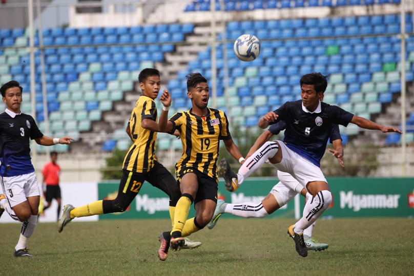 Pemain Kamboja menghadapi gempuran Malaysia di ajang Piala AFF U18 Grup A, petang tadi. 