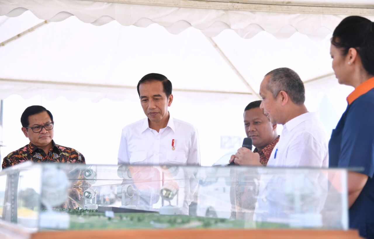 Presiden Joko Widodo meresmikan ruas tol Jombang-Mojokerto di Jalan Tol Seksi II Jombang-Mojokerto Barat, Kabupaten Mojokerto, Provinsi Jawa Timur, Minggu, 10 September 2017. (Foto: Biro Pers/Setpres) 