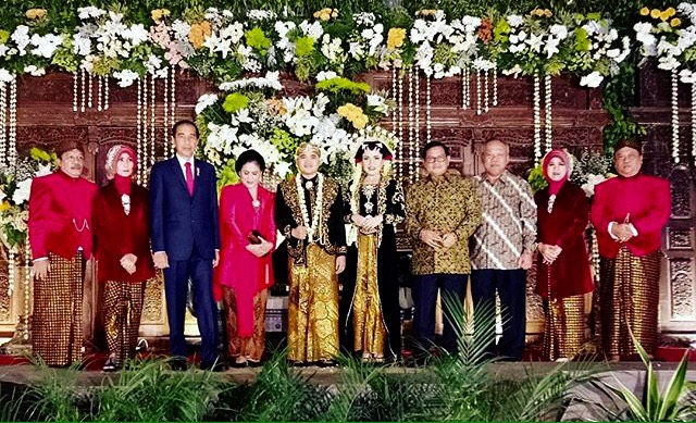 Presiden Joko Widodo dan Ibu Negara bersama keponakannya yang tengah menggelar resepsi perinakahan di Graha Institut Teknologi Sepuluh November, Minggu, 10 September 2017. (Foto: Istimewa)