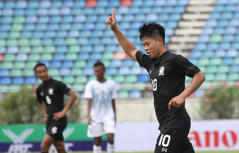 Pemain Thailand memastikan lolos ke semifinal Piala AFF U18 sebagai runner up Grup A mendampingi Malaysia. 