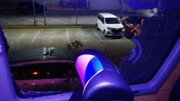 Kondisi bus rombongan Arema setelah dihujani batu dalam perajalanan dari Pamekasan, tadi malam 
