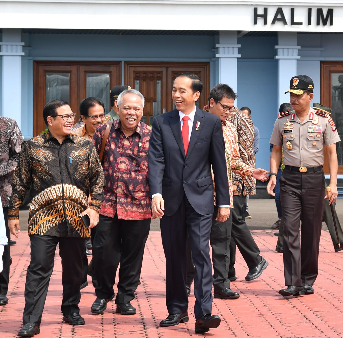 Presiden Joko Widodo dan rombongan menggunakan Pesawat Kepresidenan RJ-85 melalui Pangkalan TNI AU Halim Perdanakusuma Jakarta bertolak ke Jawa Barat, Senin 11 September 2017. (Foto: Biro Pers/Setpres)