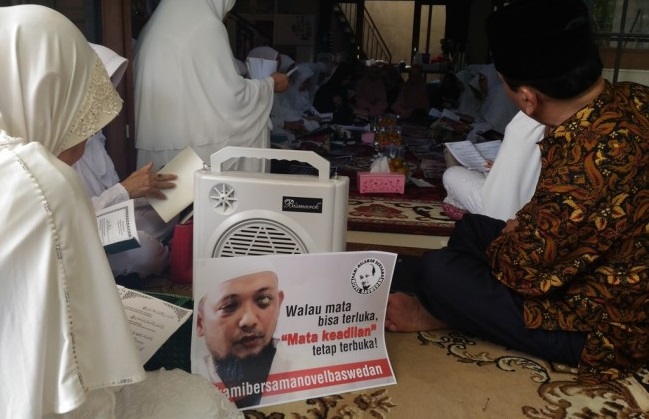 Pengajian memperingati 5 bulan pasca aksi teror yang meninpa Novel Baswedan, acara ini dilangsungkan di kediaman sang penyidik di kawasan Kelapa Gading, Jakarta, pada Senin 11 September 2017. (foto: metrotv)