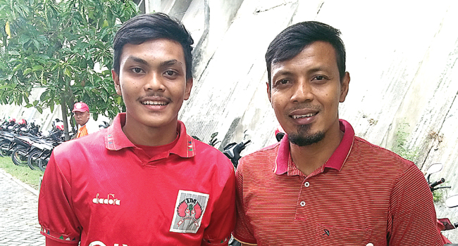 Bejo Sugiantoro ketika bersama kapten Timnas U19 yang juga putranya, Rachmat Irianto. foto:jawapos