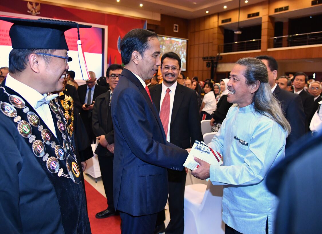 Presiden Joko Widodo menghadiri acara sidang terbuka Universitas Padjadjaran (Unpad) yang digelar dalam rangka Dies Natalis ke-60 universitas itu pada Senin, 11 September 2017, di Bandung, Jawa Barat. (Foto:Foto: Lailly Rachev - Biro Pers Setpres) 