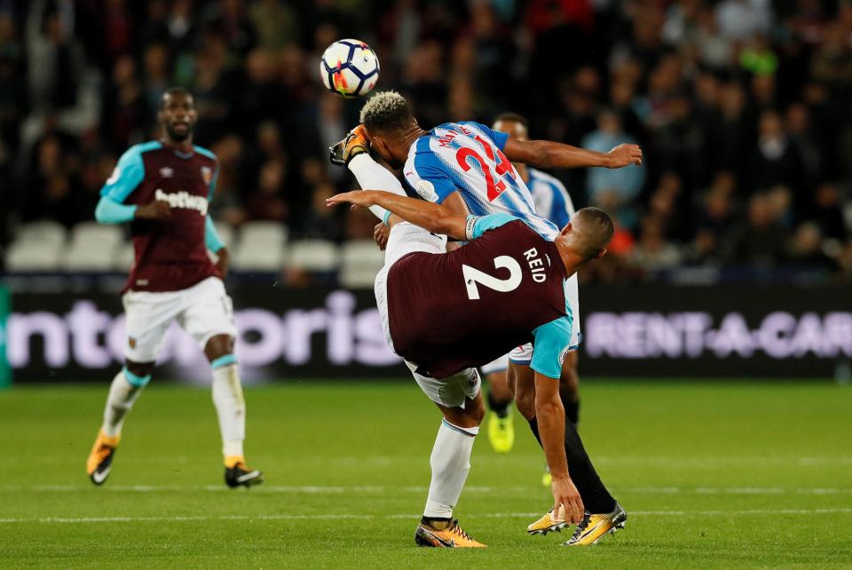 Wajah Steve Mounie terkenan tendangan pemain West Ham United, Winston Reid dalam laga lanjutan Liga Inggris, dini hari tadi. foto: reuters 
