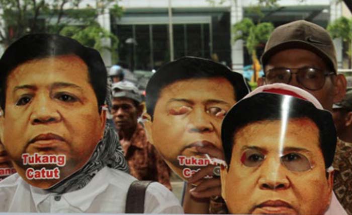 Pendemo memakai topeng Setya Novanto. (dokumentasi: tempo.co)