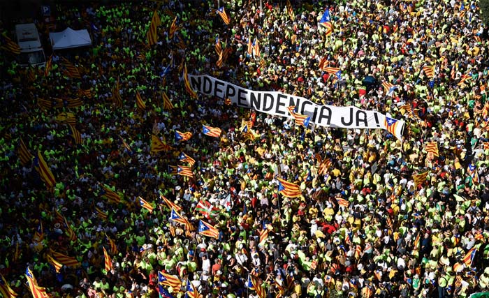 Massa membawa spanduk bertuliskan "Kemerdekaan Sekarang!" saat massa prokemerdekaan berunjuk rasa di Barcelona di peringatan Hari Nasional Catalonia (Diada). Ratusan ribu warga Catalan menggelar unjuk rasa menuntut pemisahan dari Spanyol, unjuk kekuatan tiga pekan jelang referendum pemisahan yang dilarang Madrid. (foto: josep lago, afp)