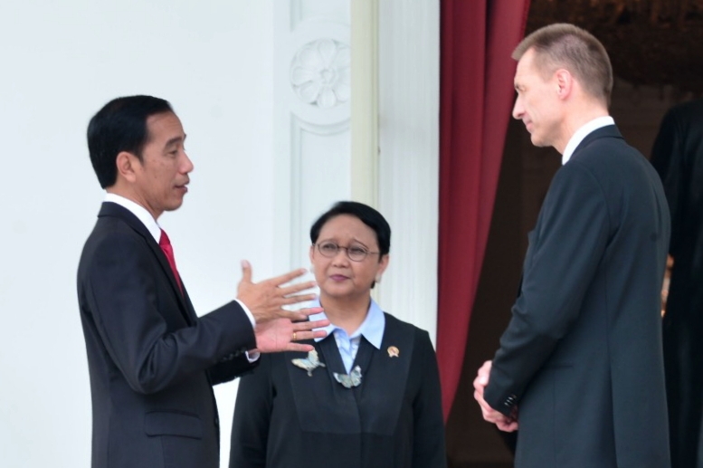 Presiden Joko Widodo menerima surat kepercayaan dari sembilan duta besar luar biasa dan berkuasa penuh (LBPP) dari negara sahabat baik yang berkedudukan di dalam (designate resident) maupun luar Indonesia (designate non resident) pada Selasa, 12 September 2017. (Foto: Biro Pers/Setpres) 