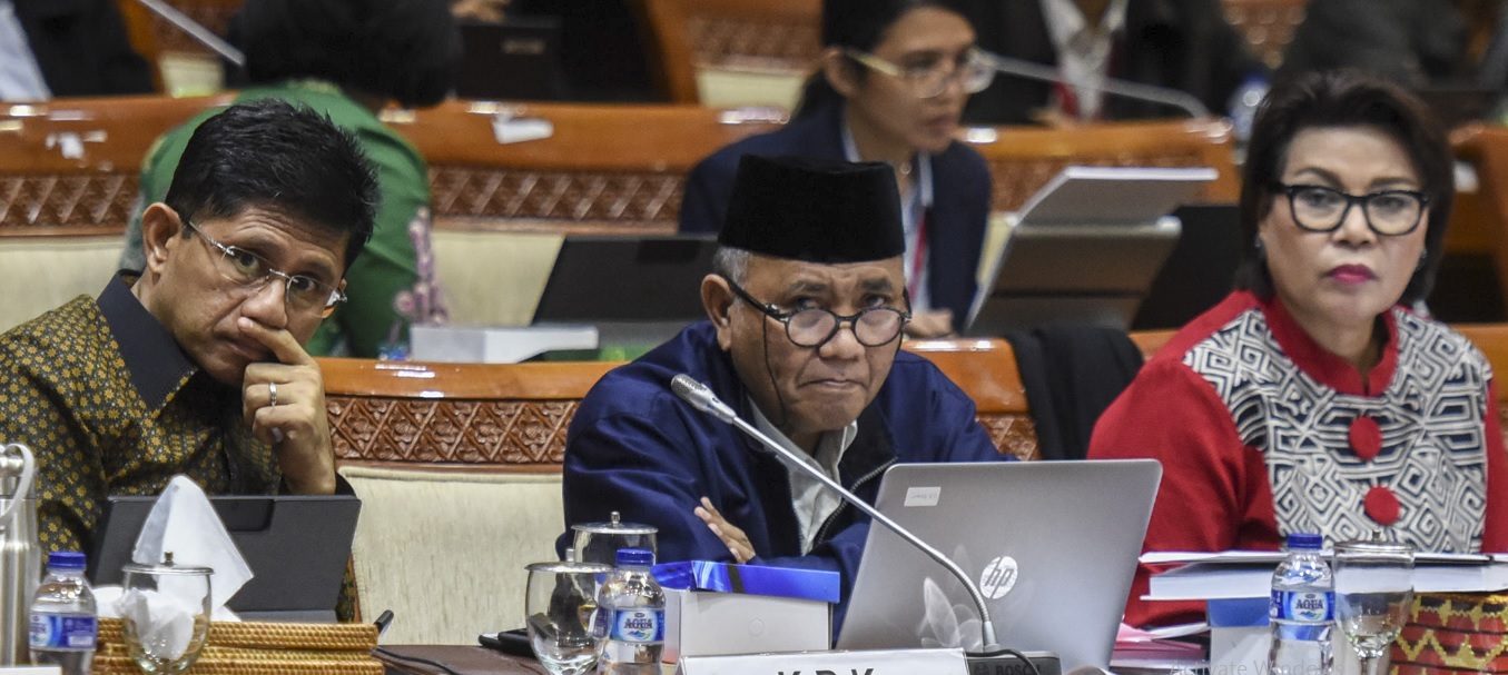 Agus duduk si antara pimpinan KPK lainnya Basaria Pandjaitan dan Laode Syarief. Dia mengenakan jaket warna biru dengan kemeja putih. (Foto: Antara)