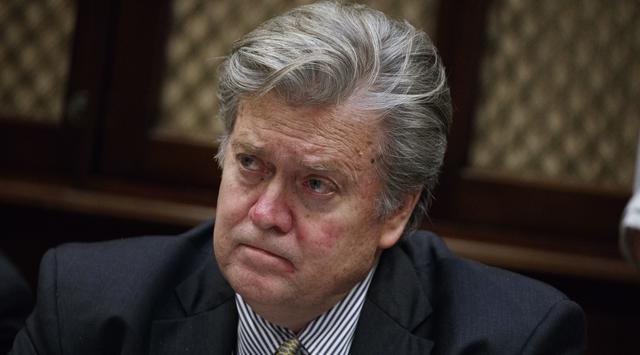 Steve Bannon mantan kepala penasihat utama Presiden Amerika Serikat Donald Trump, disambut aktivis antirasisme berkumpul di Hong Kong