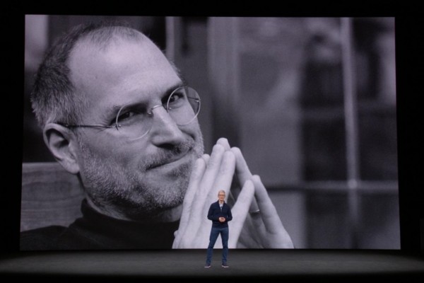 Tim Cook dengan layar Steve Jobs