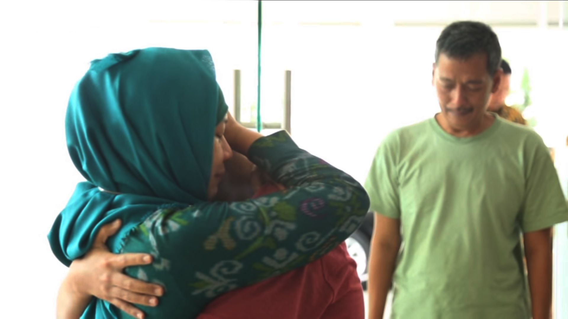 HARU: Keluarga menjemput kepulangan Eks Relawan ISIS. (Foto: BNPT)