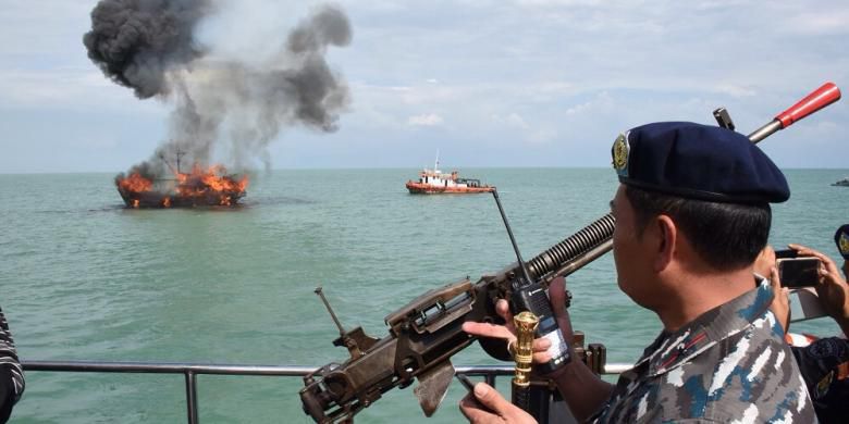 Proses penenggelman kapal pencuri ikan. 