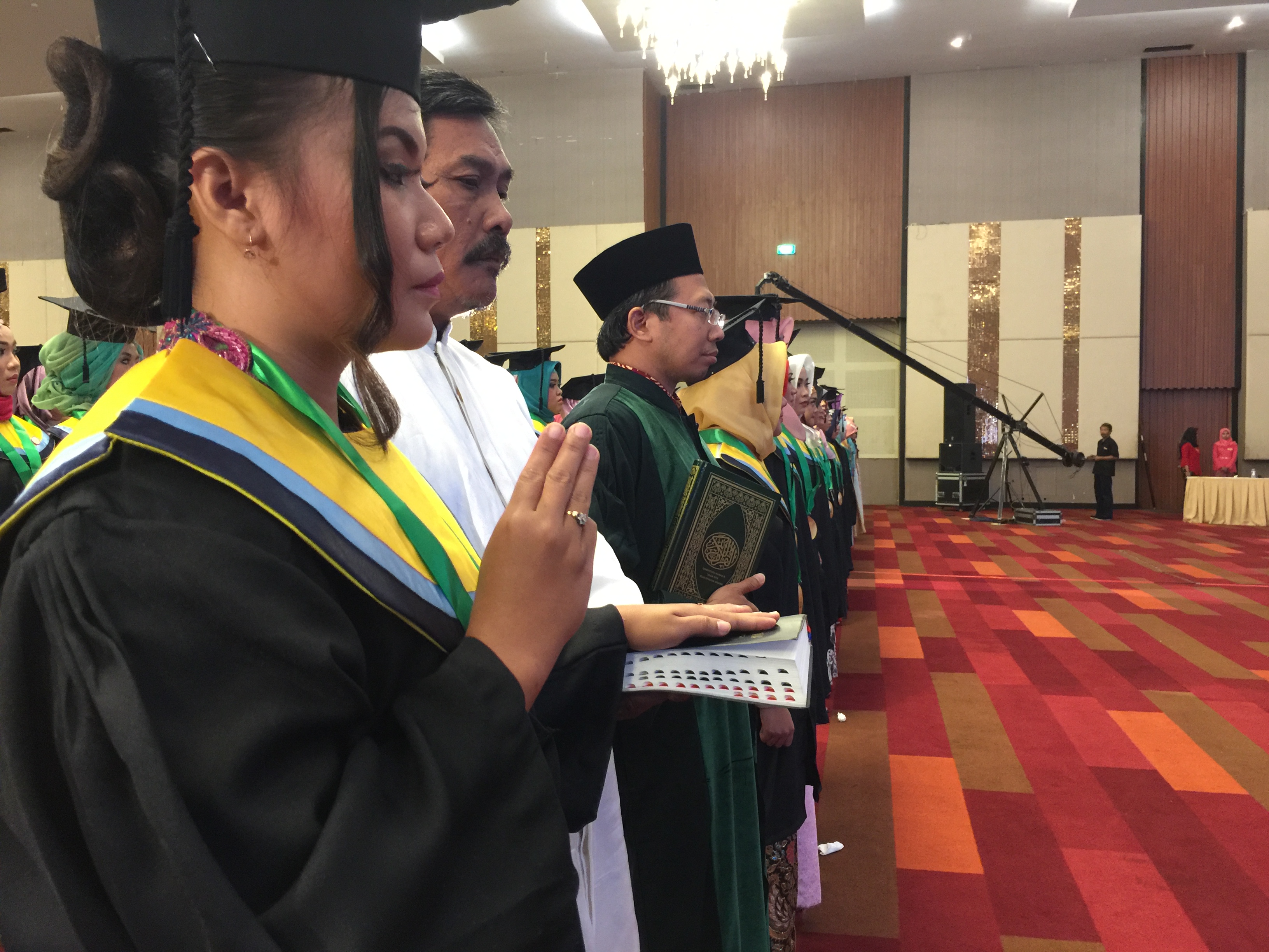 TERBUKA: Misi, satu-satunya sarjana yang diwisuda Unusa dengan cara Agama Katolik.