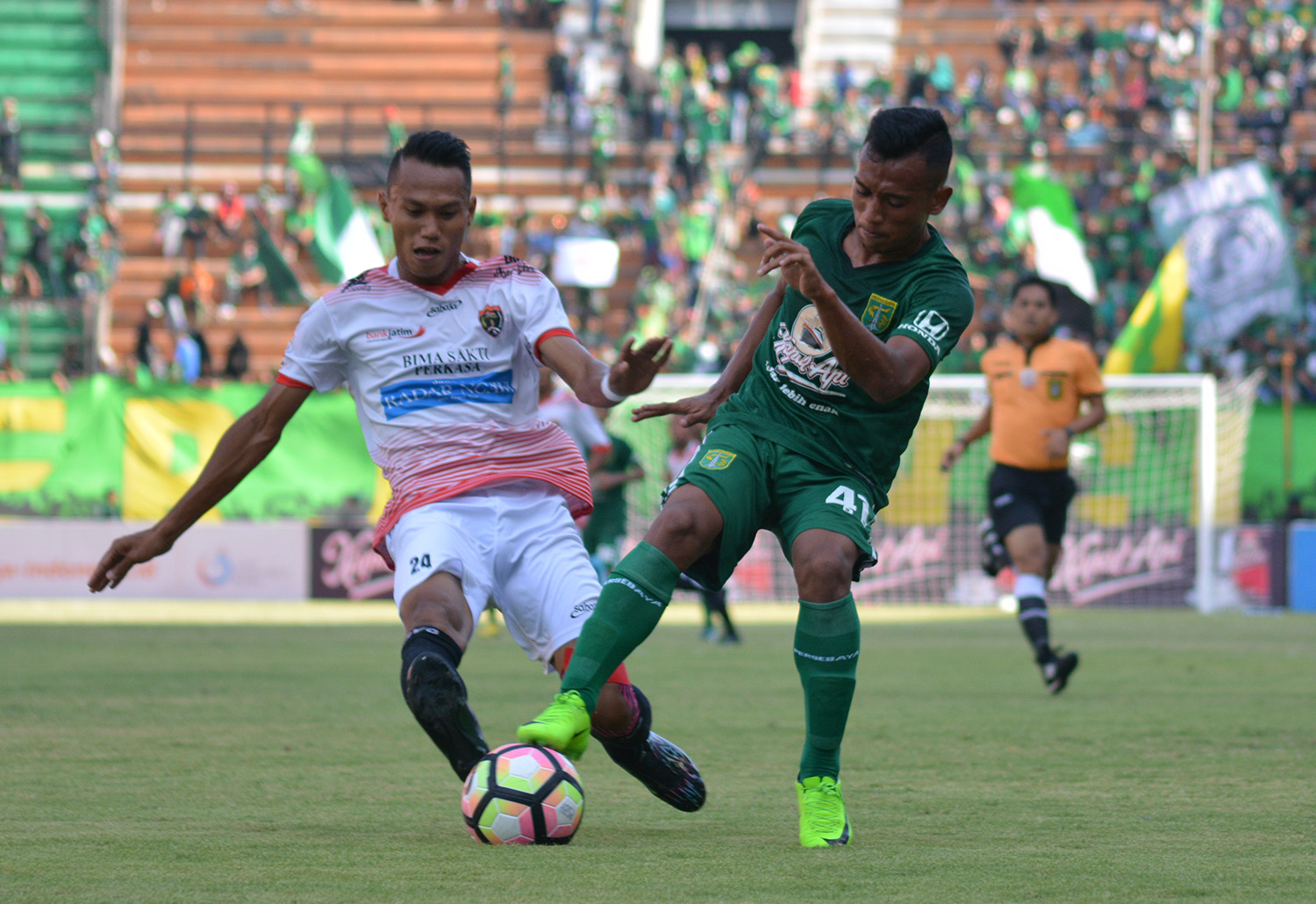 pemain Persebaya Irfan Jaya (hijau) saat lakukan duel dengan pemain Persinga. (foto: haris/ngopibareng.id)