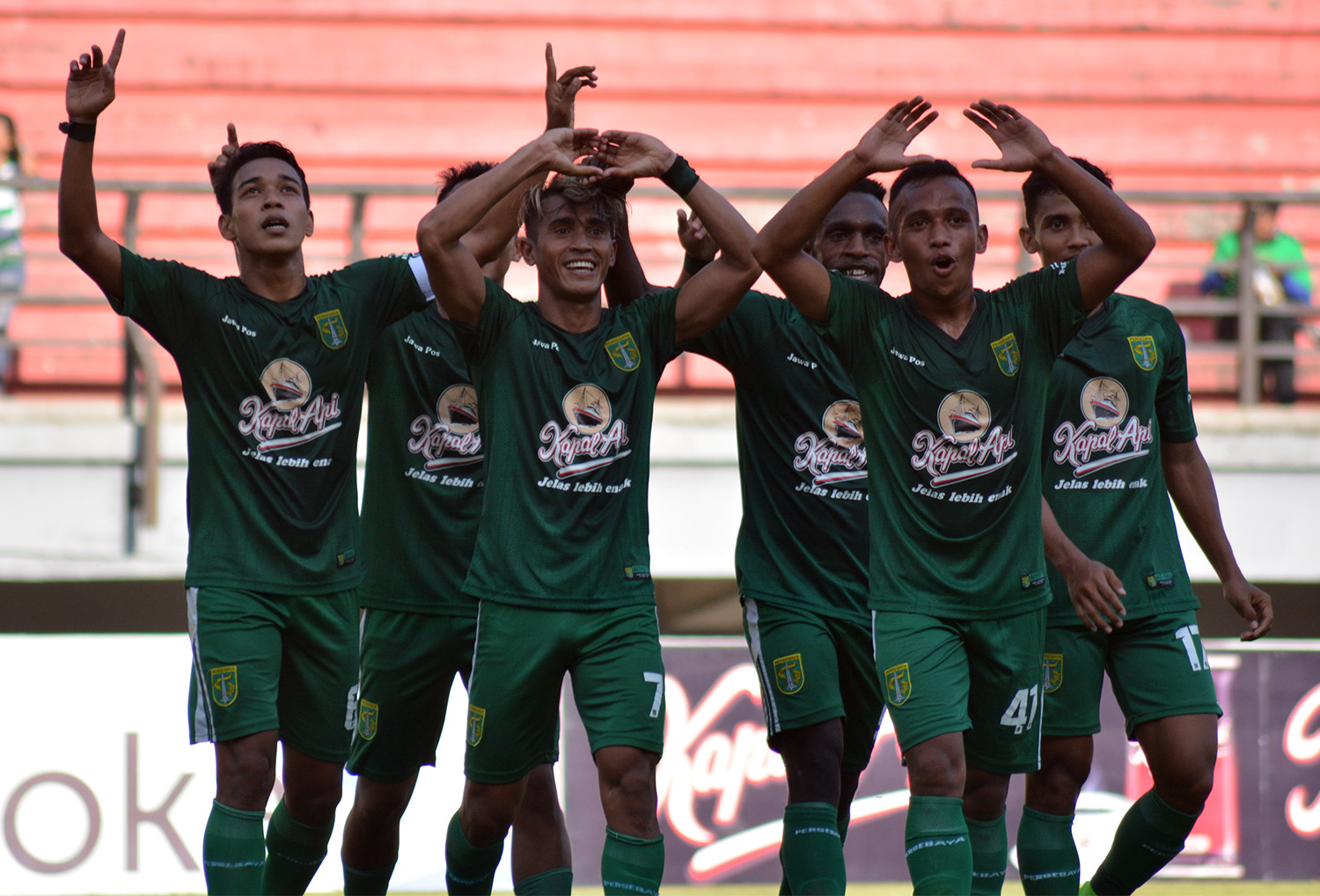 Selebrasi Gol Persebaya oleh Sidik Saimima pada menit ke 25,saat menghadapi Persinga Ngawi di Stadion Gelora Bung Tomo, Kamis 14 September 2017. (foto: haris/ngopibareng.id)