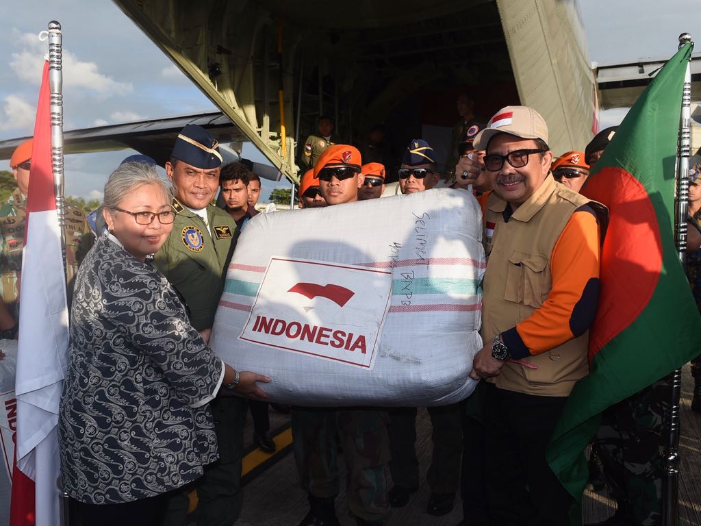 Pesawat mengangkut bantuan kemanusiaan dari pemerintah Indonesia untuk diserahkan kepada para pengungsi Rakhine State, Myanmar tiba di Bandara Internasional Shah Amanat, Chittagong, Bangladesh, pada Kamis, 14 September 2017. (Foto: Biro Pers/Setpres)  