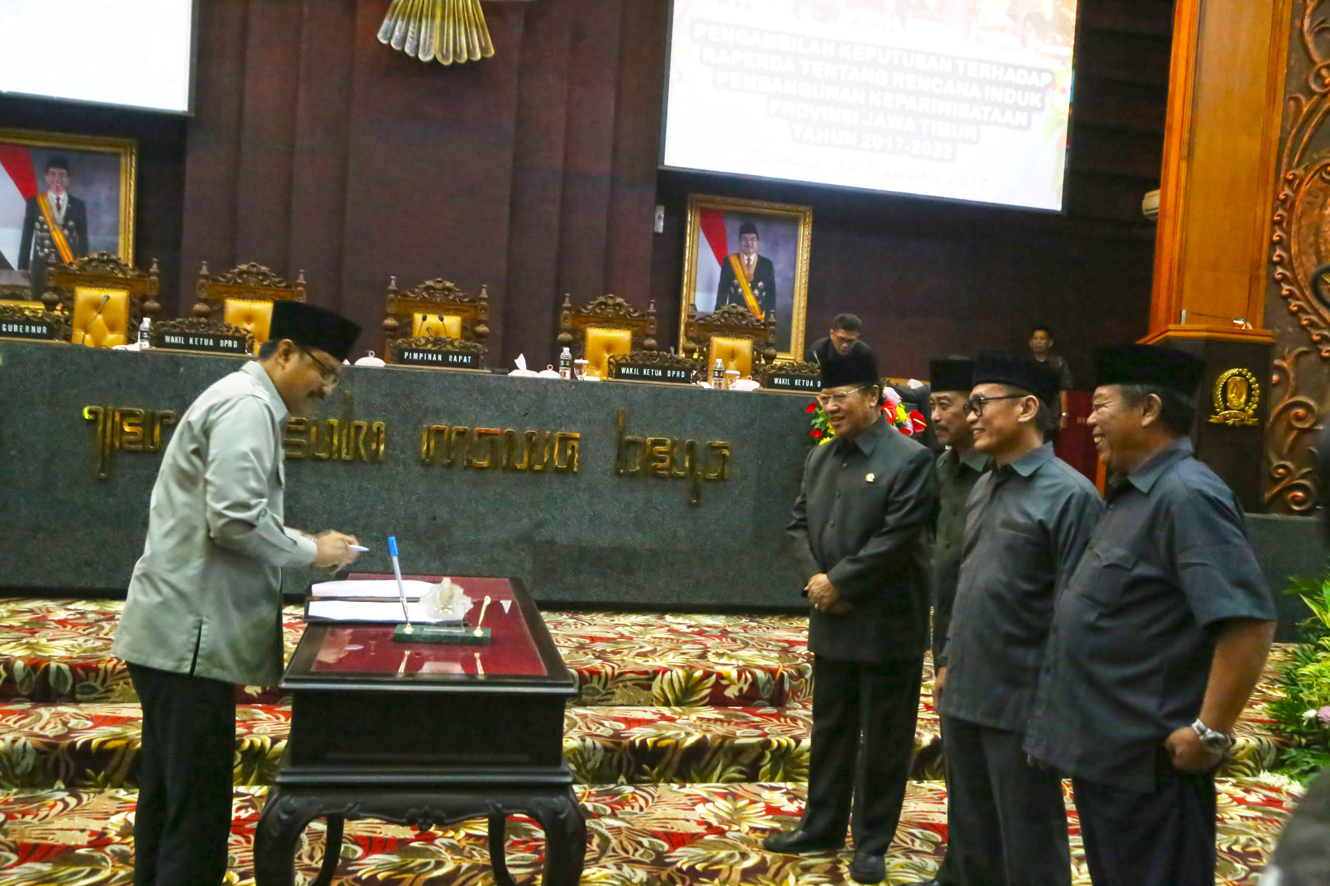 Penandatanganan keputusan persetujuan bersama terhadap raperda tentang rencana induk pembangunan kepariwisataan Prov. Jatim Tahun 2017-2032 saat pelaksanaan Sidang Paripurna di Gedung DPRD Prov. Jatim, Jl. Indrapura Surabaya, Kamis 14 September 2017. (Foto: Istimewa)