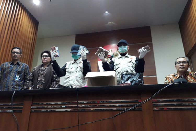 Barang bukti OTT Bupati Batubara. (Foto; Kompascom)