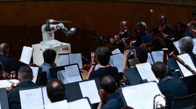 Sebuah robot dua tangan, mampu pimpin orkestra di Italia.