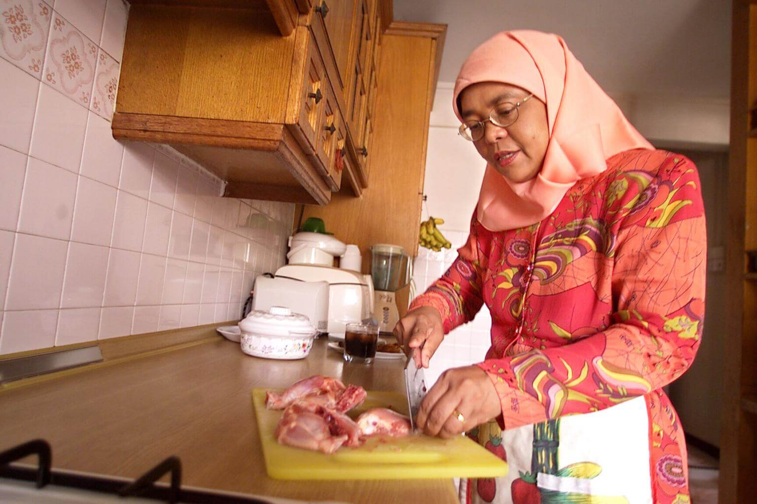 Halimah Yacob tengah memasak di kediamannya, di Yishun Avenue, yang terletak di sudut timur Wilayah Utara Singapura. (Foto: Istimewa)