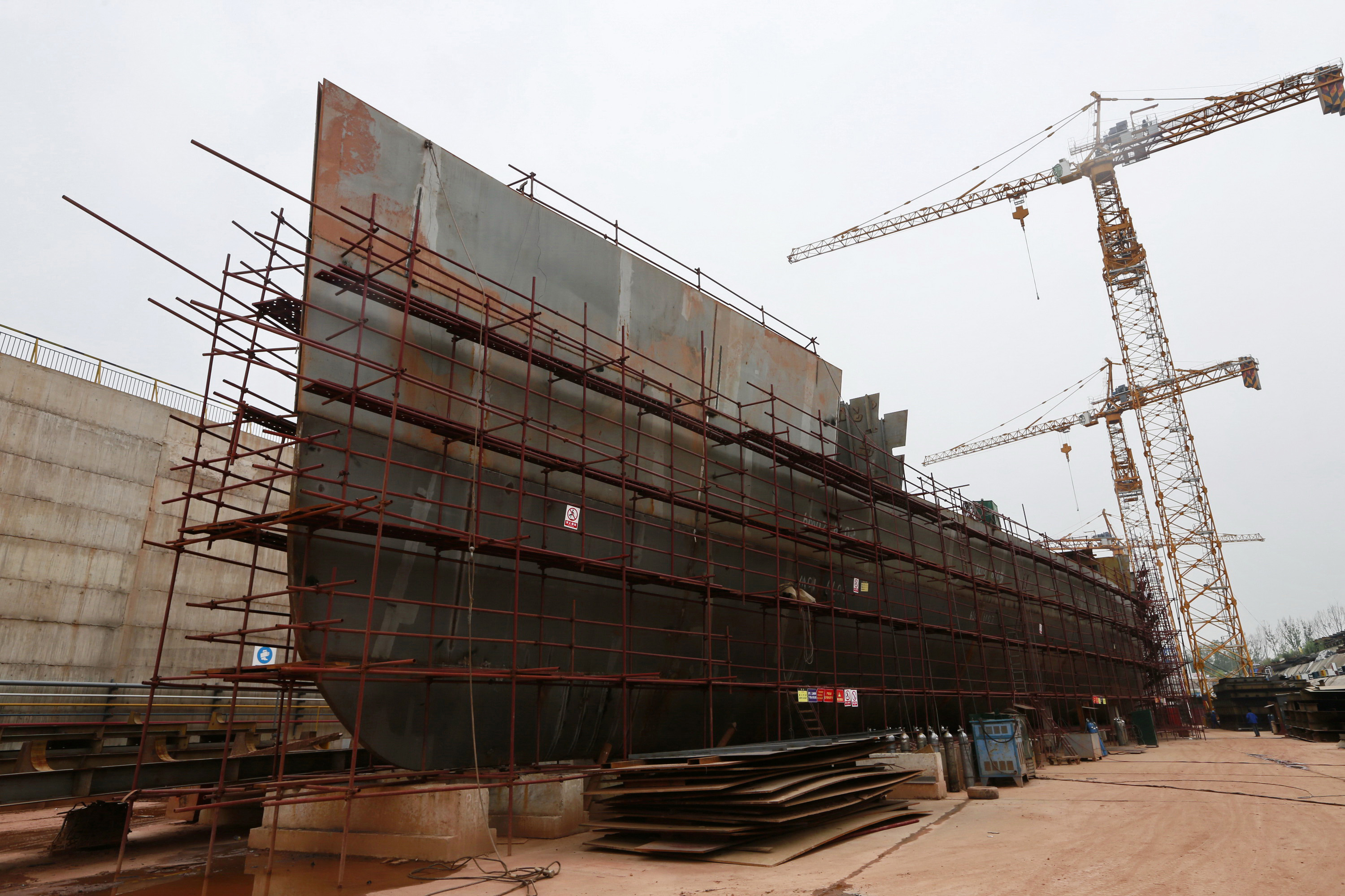 Konstruksi replika kapal Titanic di Suining, Provinsi Sichua, 14 September 2017. Kapal sepanjang 269 meter dan lebar 28 meter tersebut akan menampilkan kabin kelas satu, kolam renang, tetaer dan ballroom dan wifi. (Foto: STR/AFP)