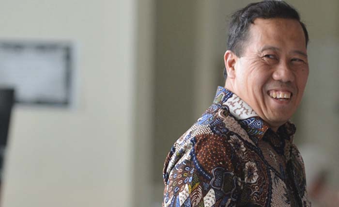Sekjen Kemenhub Sugihardjo bersiap menjalani pemeriksaan di Gedung KPK, Jakarta, Jumat 15 September Sugihardjo diperiksa sebagai saksi untuk tersangka Komisaris PT Adhiguna Keruktama, Adiputra Kurniawan terkait kasus dugaan suap dan gratifikasi Direktur Jenderal Perhubungan Laut nonaktif Antonius Tonny Budiono. (foto: wahyu putro/antara) 