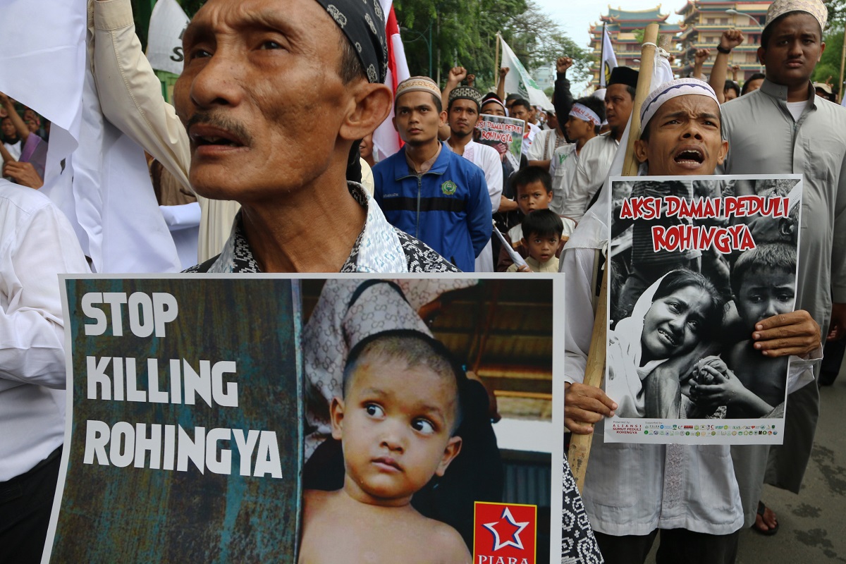 Sejumlah warga gelar aksi Peduli Rohingya, di Medan, Sumatera Utara, Jumat 15 September 2017. Mereka menuntut penghentian kekerasan militer Myanmar terhadap etnis minoritas muslim Rohingya. (Foto: ANTARA/Irsan Mulyadi)