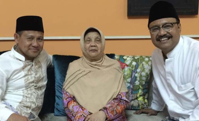 Muhaimin Iskandar (kiri) bersama ibundanya, Hj Muchassonah Iskandar dan Saifullah Yusuf (kanan) (foto: istimewa)