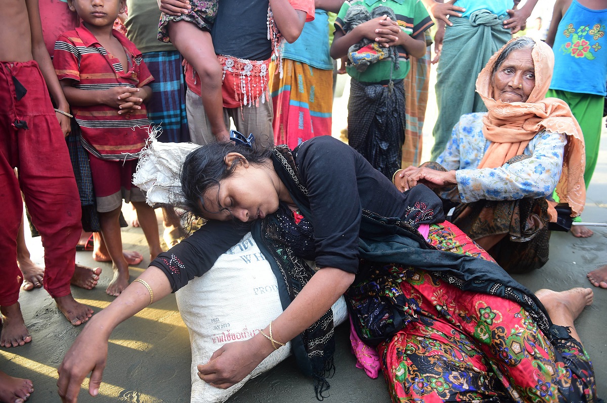 Seorang pengungsi Rohingya beristirahat setelah melintasi perbatasan dari Myanmar menggunakan perahu di pesisir Bangladesh sungai Naf di Teknaf pada 14 September 2017. (Foto: AFP/MUNIR UZ ZAMAN)