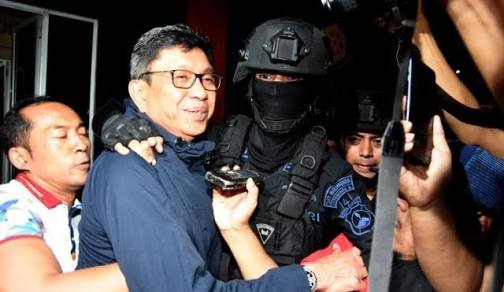 Edi Rumpoko saat dibawa keluar dari Polda Jatim, Sabtu (16/9/2017).