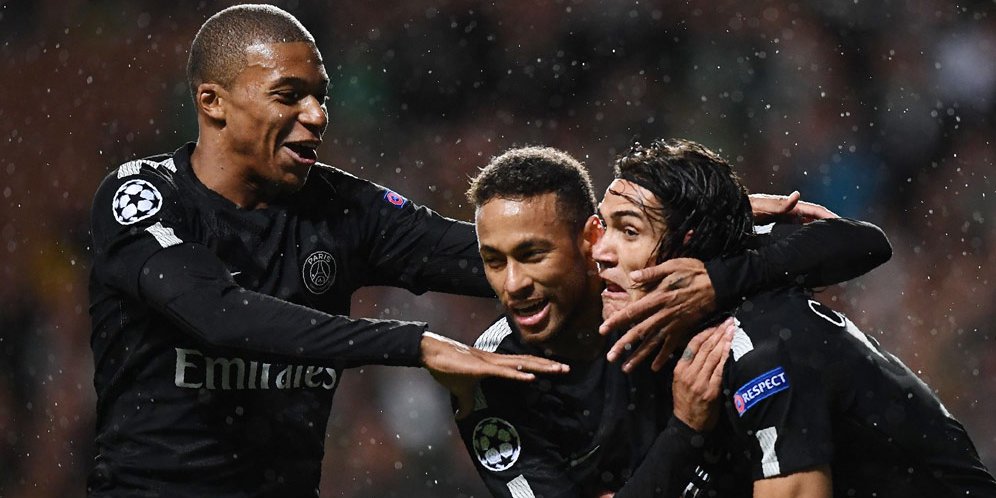 Mbappe (kiri), Neymar (tengah) saat memeluk Cavani (kanan) dalam selebrasi usai mencetak gol. (foto: AFP)