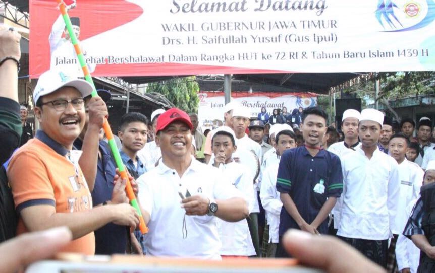 Wagub Jatim Saifullah Yusuf ketika membuka jalan sehat bersarung, Minggu (17/9/2017).