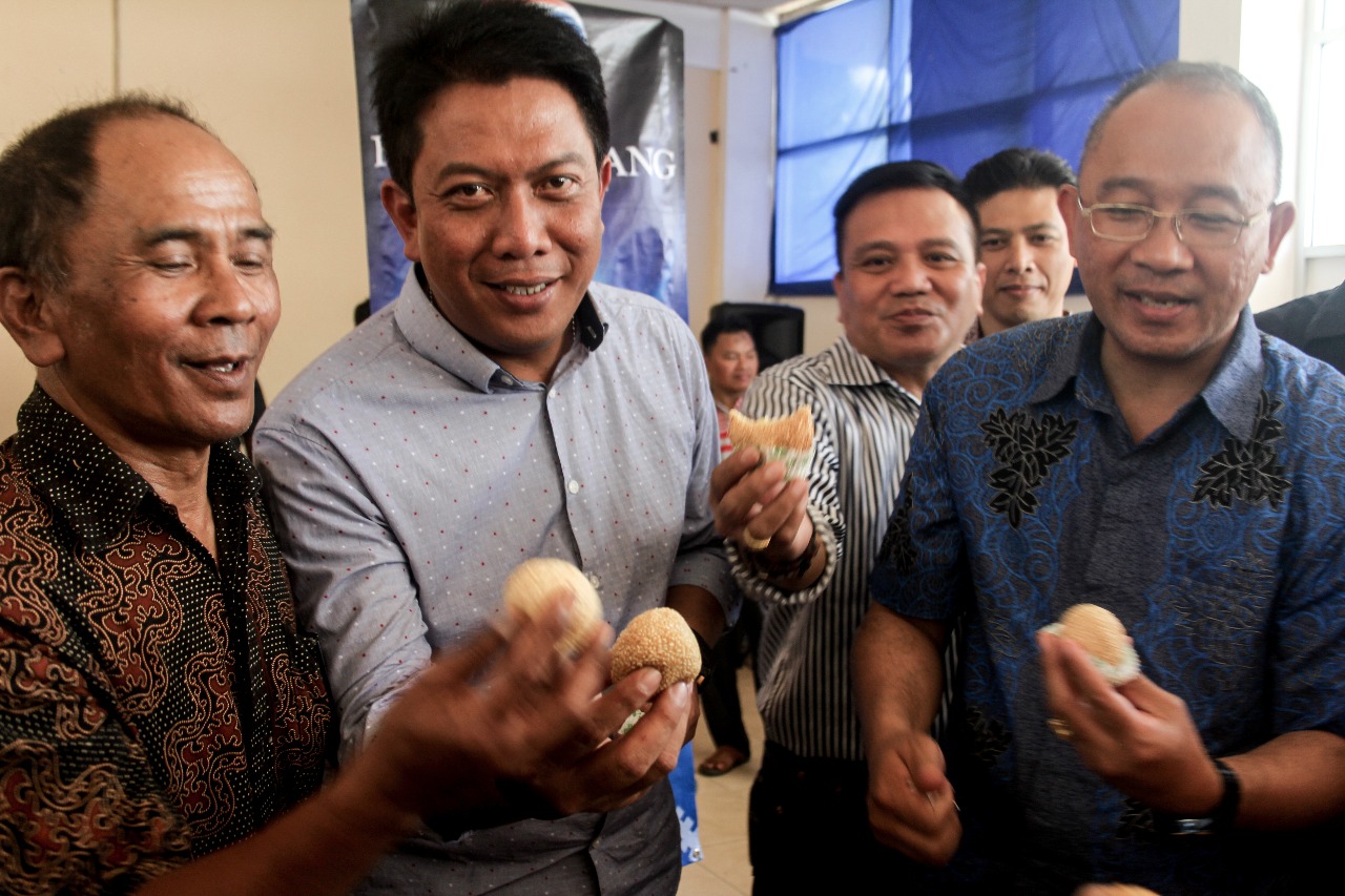 Peserta lomba membikin onde-onde sedang menunjukkan karyanya. 