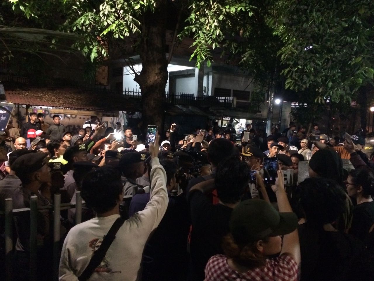 Massa mengepung gedung YLBHI/LBH Jakarta hingga, Senin 18 September 2017 dinihari. (Foto: Istimewa)