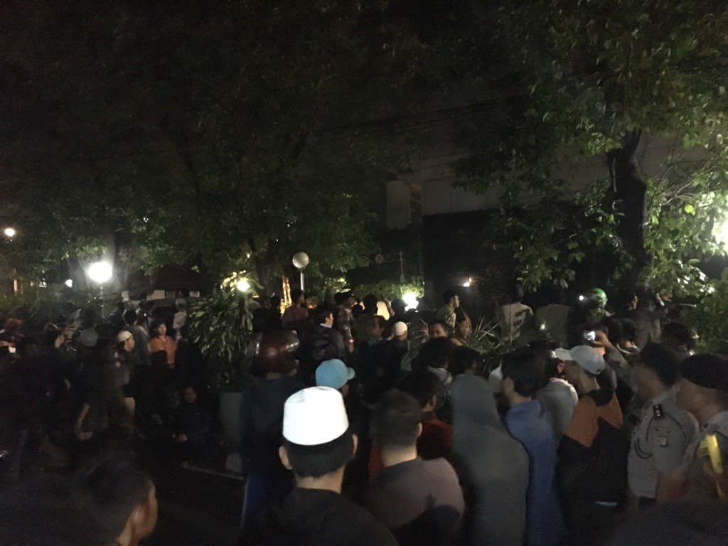 Massa kepung gedung LBH Jakarta. (Foto: Istimewa)