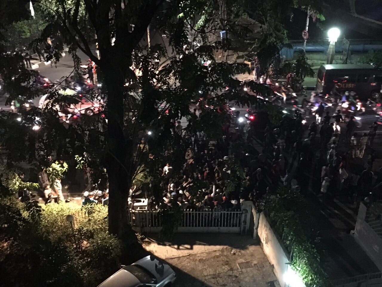 Situasi depan gedung LBH Jakarta, Senin, 18 September 2017, dinihari. (Foto: Istimewa)