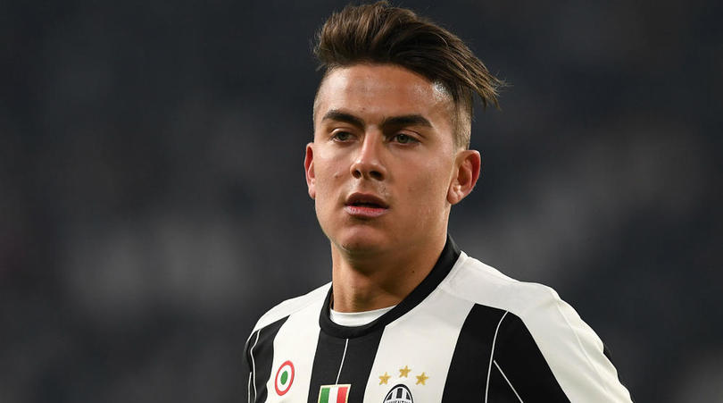 Penyerang Juventus Paulo Dybala tak mau dibandingkan dengan striker Barcelona Lionel Messi.