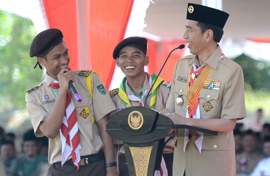 Presiden Joko Widodo memberi kuis kepada peserta Perkemahan Wirakarya Pramuka Ma'arif Nahdlatul Ulama Nasional (Perwimanas) II di Bumi Perkemahan Lapangan Tembak Akmil, Kabupaten Magelang, Jawa Tengah, Senin, 18 September 2017. (Foto: Biro Pers/Setpres) 