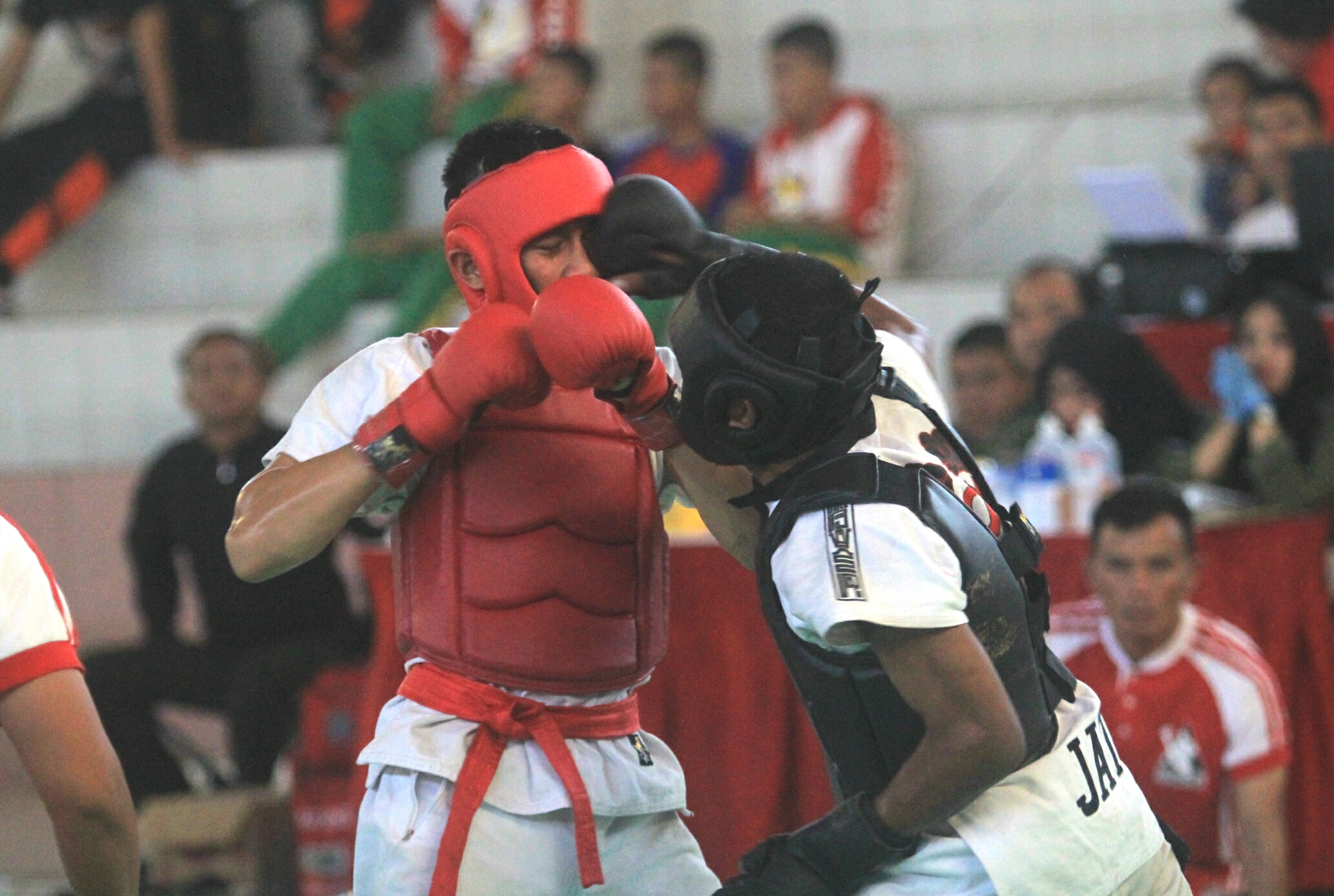 Pukulan telak petarung Jatim Agung Tri mendarat di wajah atlet Bali pada babak semifinal POPNAS 2017 di GOR Satria Semarang, siang tadi. Foto:ngopibareng.id/tomy