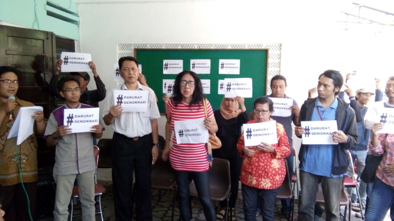 Massa berkumpul di Kantor LBH Surabaya, pada Senin, 18 September 2017. (Foto: frd/ngopibareng.id)