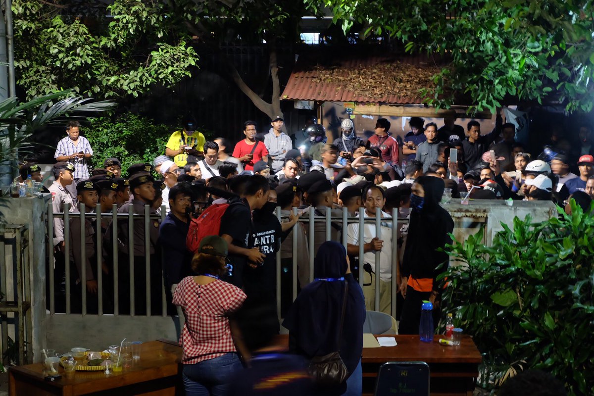 Pengepungan kantor LBH Jakarta semalam. (Foto: Istimewa)