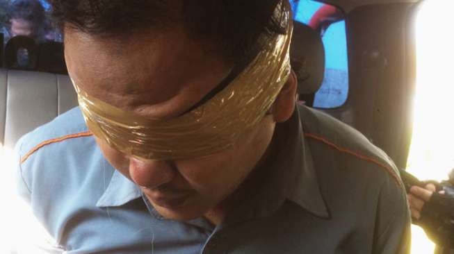 Terduga teroris M, dibekuk aparat kepolisian di area Bandar Udara Cakrabhuana, Cirebon, Jawa Barat, Senin, 18 September 2017, sore. Ia dibekuk dua jam sebelum kedatangan Presiden Joko Widodo di bandara yang sama. (Foto: Tribratanews/Polres Cirebon)