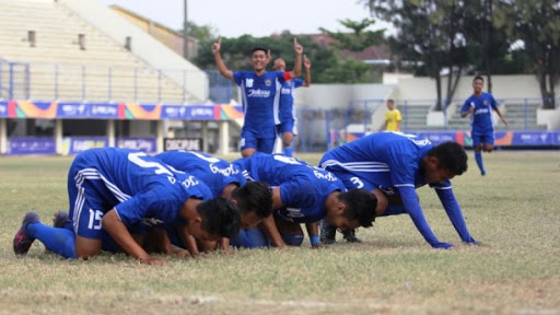 Tim Sepakbola Jateng sujud syukur usai memastikan lolos ke babak final POPNAS 2017.