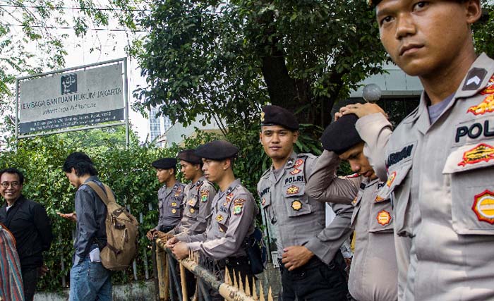 Polisi berjaga-jaga di kantor LBH usai kerusuhan hari Senin 18 September kemarin. (foto: dokumentasi merahputih)