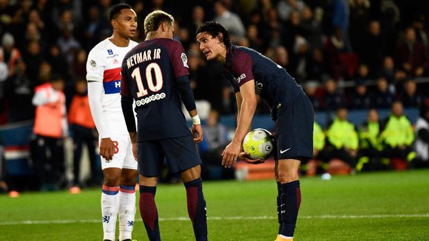 Neymar dan Cavani saling berebut menjadi eksekutor tendangan bebas, saat menjamu Olympique Lyon di Stadion Parc des Princes, Minggu 17 September 2017. Kabarnya peseteruan mereka terus berlanjut hingga di ruang ganti. (foto: AFP)